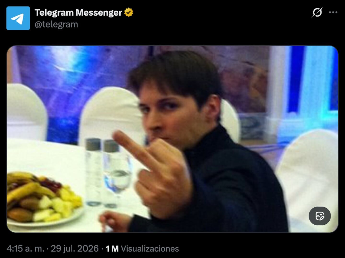 Pável Dúrov mostrando el dedo medio en un evento social