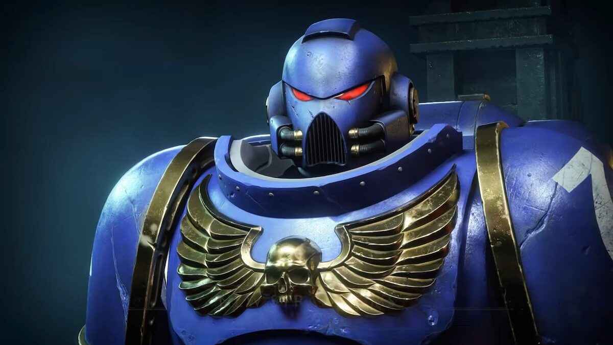 Guerrero de Warhammer 40,000: Space Marine 2 con armadura azul y detalles dorados