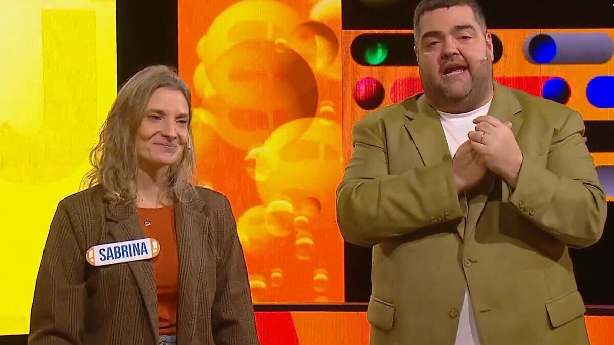 Sabrina sonríe junto a Darío Barassi en el programa Ahora Caigo