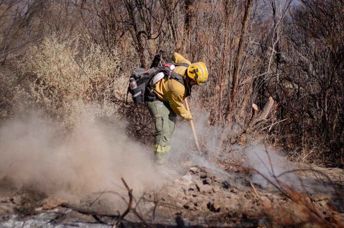 Bombero trabajando en la extinción de un incendio forestal en Salta