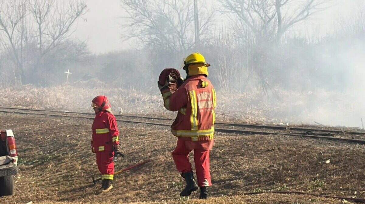 Bomberos trabajando en la extinción de un incendio en Salta