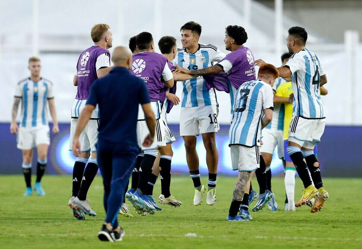 Santiago Castro celebra con sus compañeros de la selección argentina tras un partido