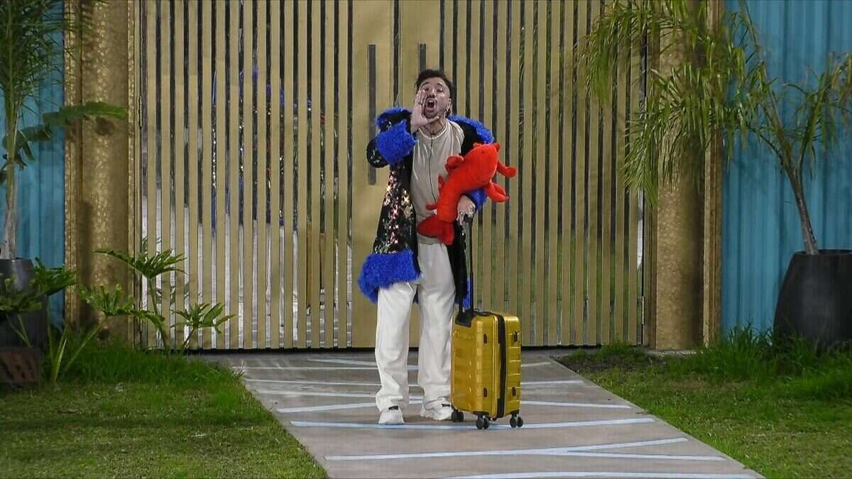 Sebastián 'Cola' Almeida saliendo de la casa de Gran Hermano con una maleta amarilla y un peluche rojo