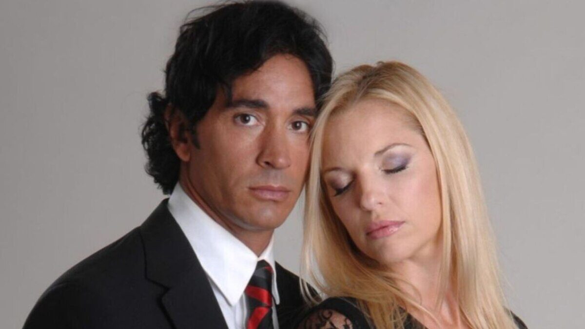 Sebastián Estevanez y una mujer posando juntos en un fondo neutro