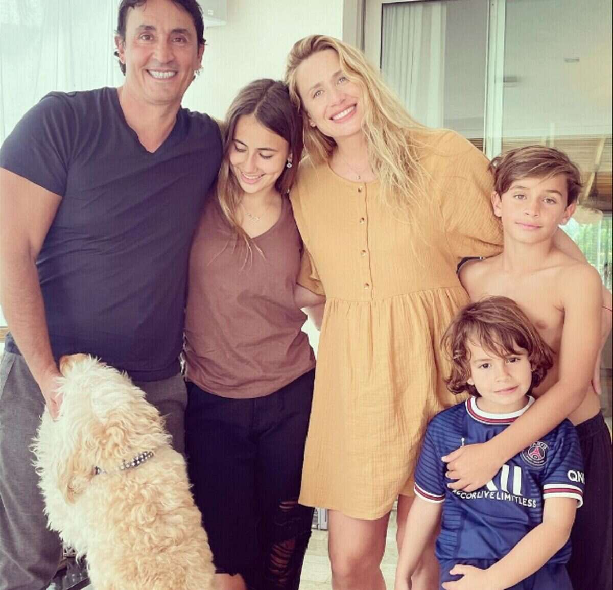 Sebastián Estevanez con su familia y un perro en un ambiente hogareño