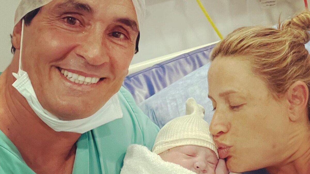 Sebastián Estevanez sonríe junto a su pareja y su bebé en un hospital