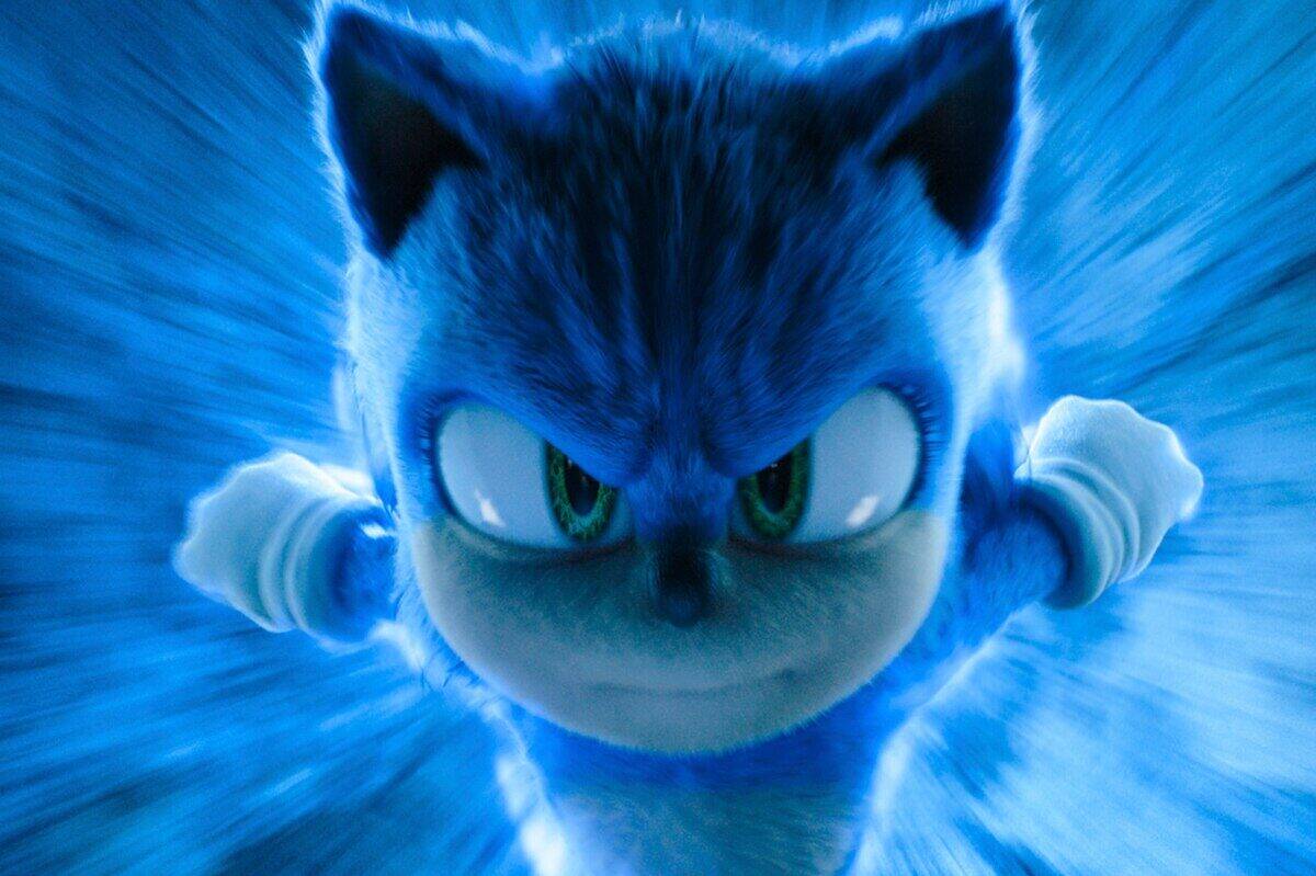 Sonic el erizo corriendo rápidamente en un fondo azul