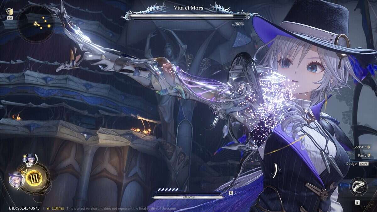 Personaje del RPG Silver Palace lanzando un ataque mágico en un entorno de fantasía
