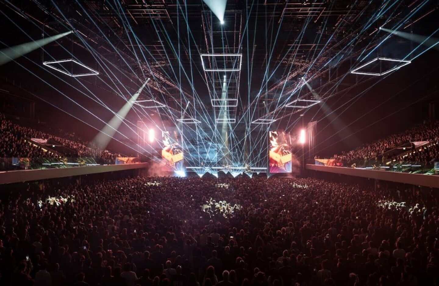 Concierto de Soda Stereo con luces y gran aforo en el escenario