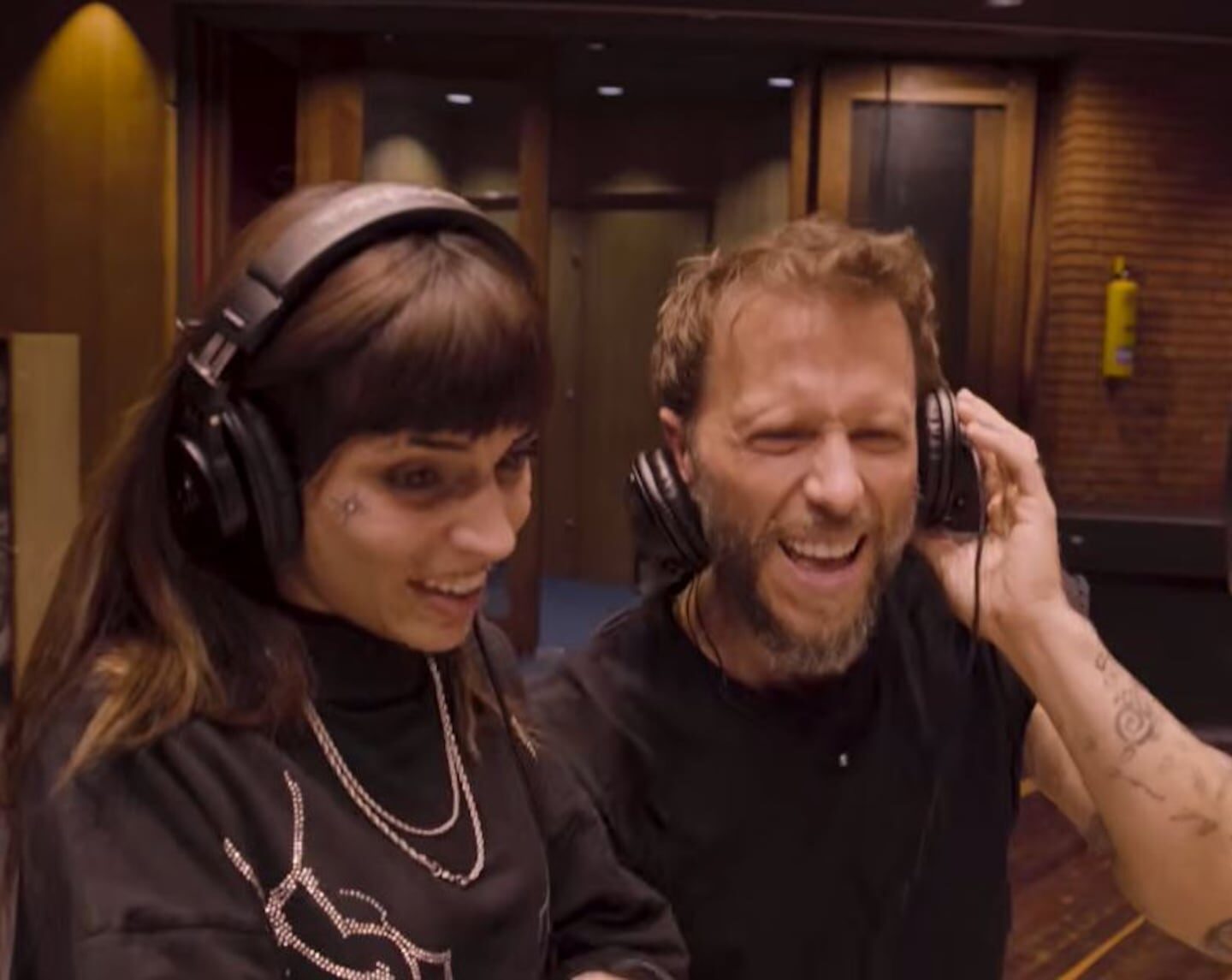 Soffia Philo y Noel Schajris en el estudio de grabación escuchando música