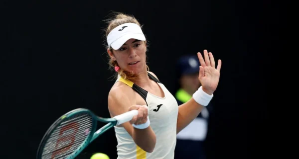 Solana Sierra en acción durante un partido de tenis
