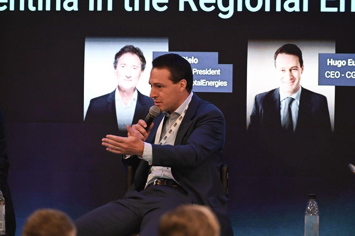 Ejecutivo de Compañía General de Combustibles discutiendo en un panel sobre energía en Argentina