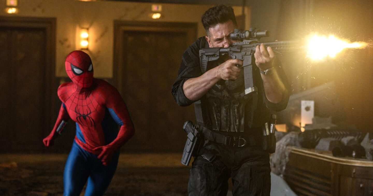 Spider-Man persigue a un hombre armado en una escena de acción de la película
