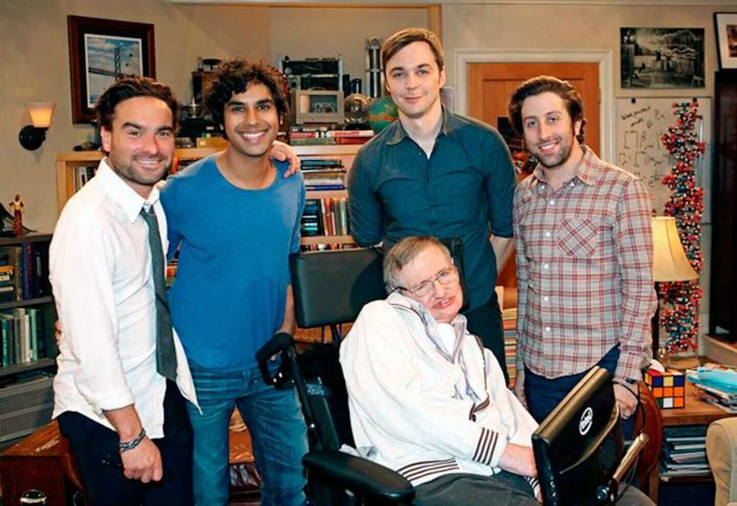 Stephen Hawking junto a los actores de The Big Bang Theory en una escena de la serie