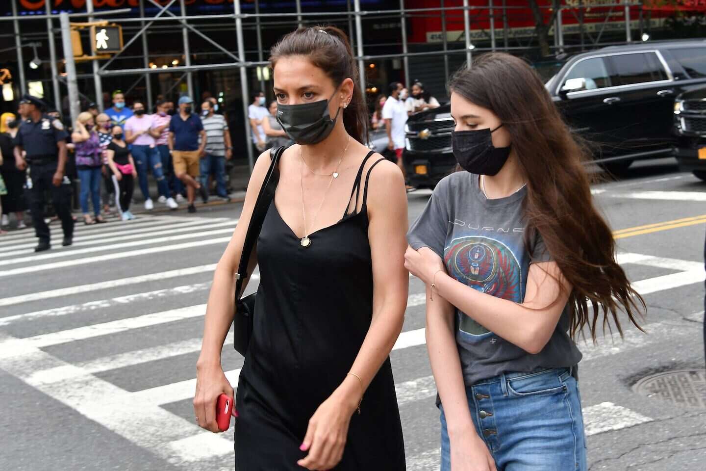 Suri Cruise y Katie Holmes cruzando una calle en Nueva York con mascarillas