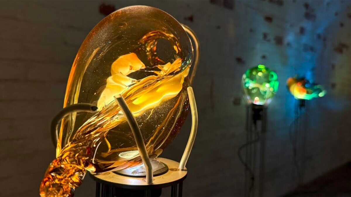 Escultura de vidrio iluminada en una exposición de Tania Candiani en Buenos Aires