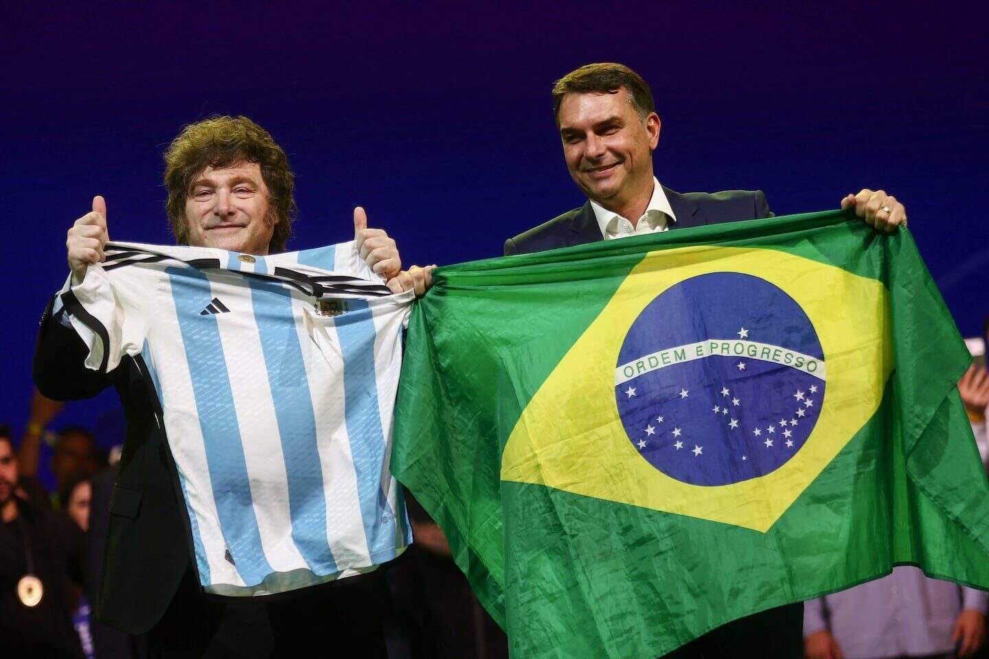 Javier Milei y Geraldo Alckmin sosteniendo banderas de Argentina y Brasil respectivamente