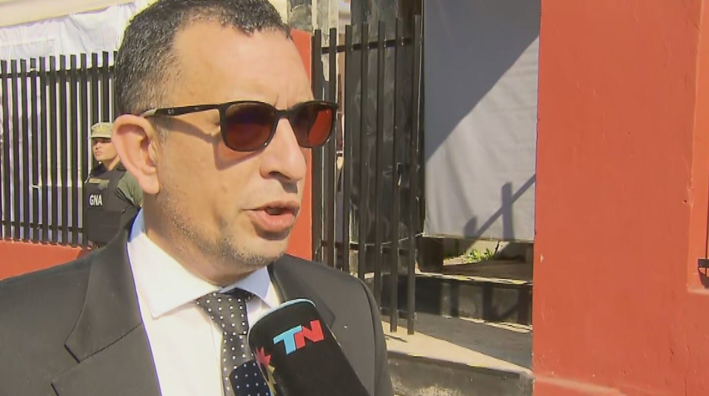 Abogado hablando a la prensa durante el juicio por la desaparición de Loan Danilo Peña