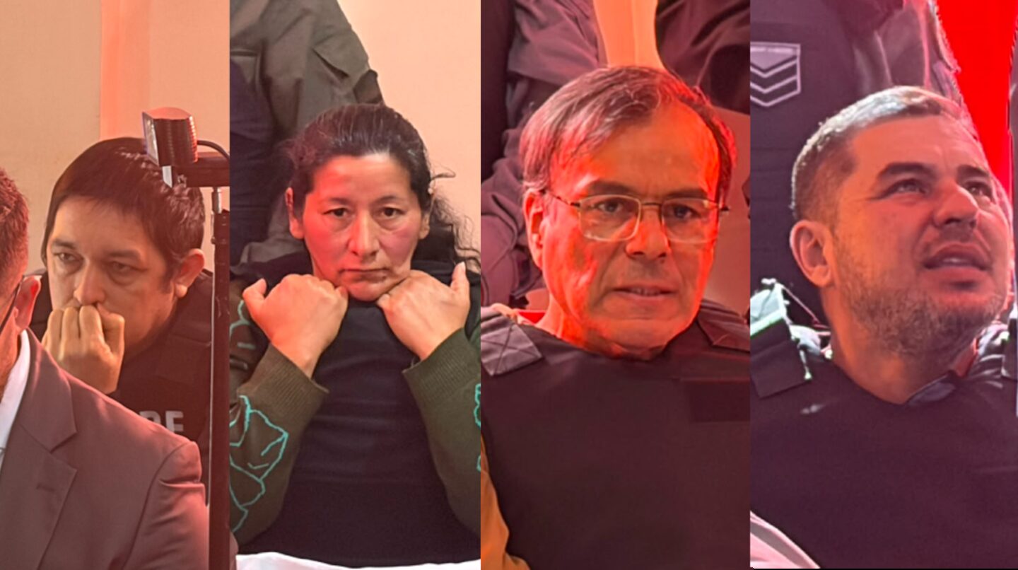Cuatro personas sentadas en un juicio, mostrando expresiones tensas y preocupadas