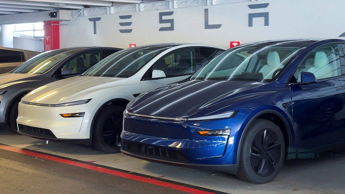 Tres vehículos eléctricos de Tesla en una oficina en Buenos Aires