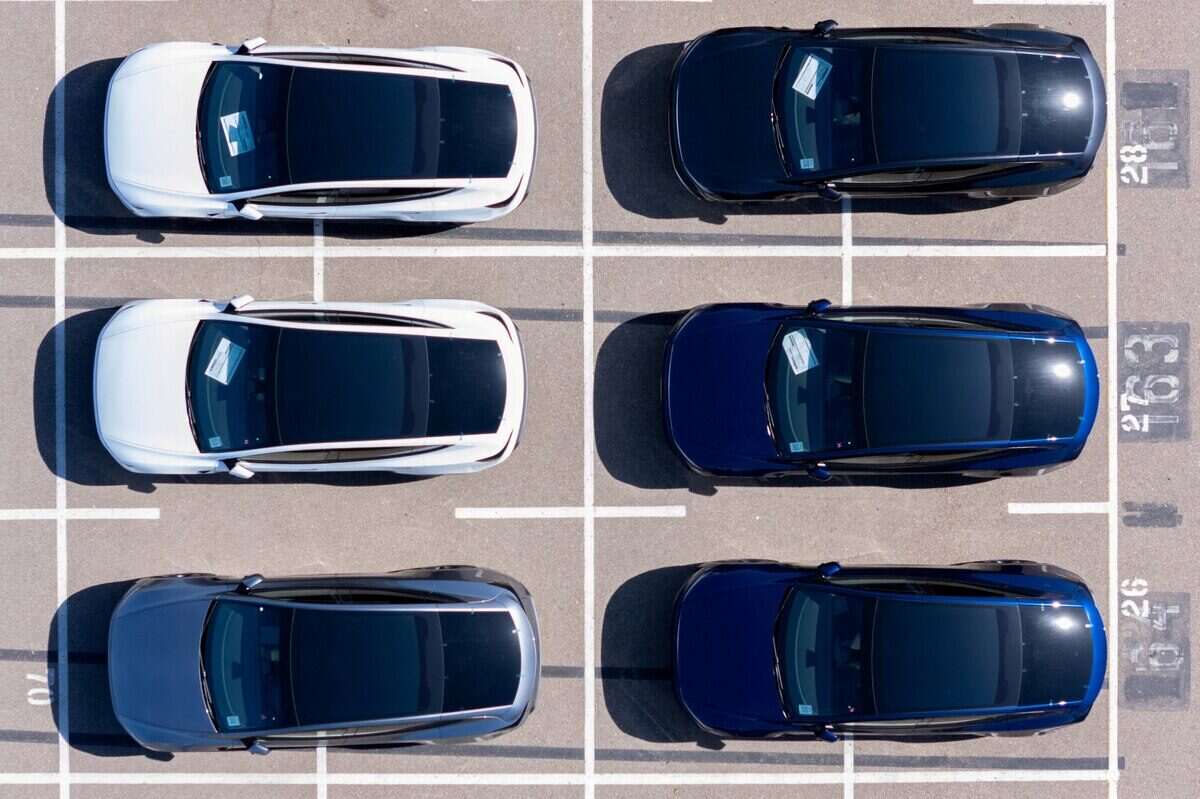 Vista aérea de vehículos Tesla estacionados en un aparcamiento