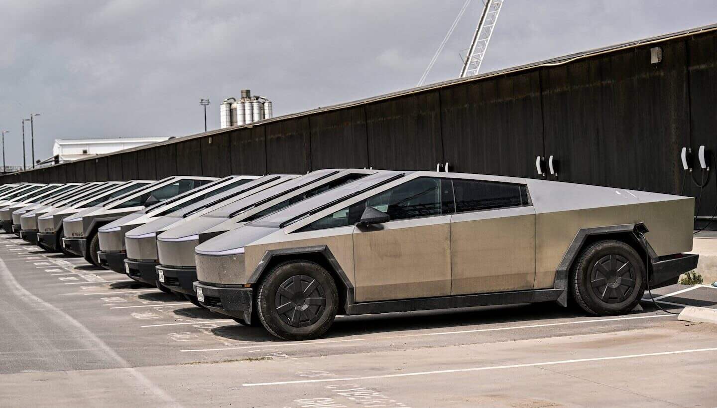 Filas de vehículos Tesla Cybertruck en un estacionamiento