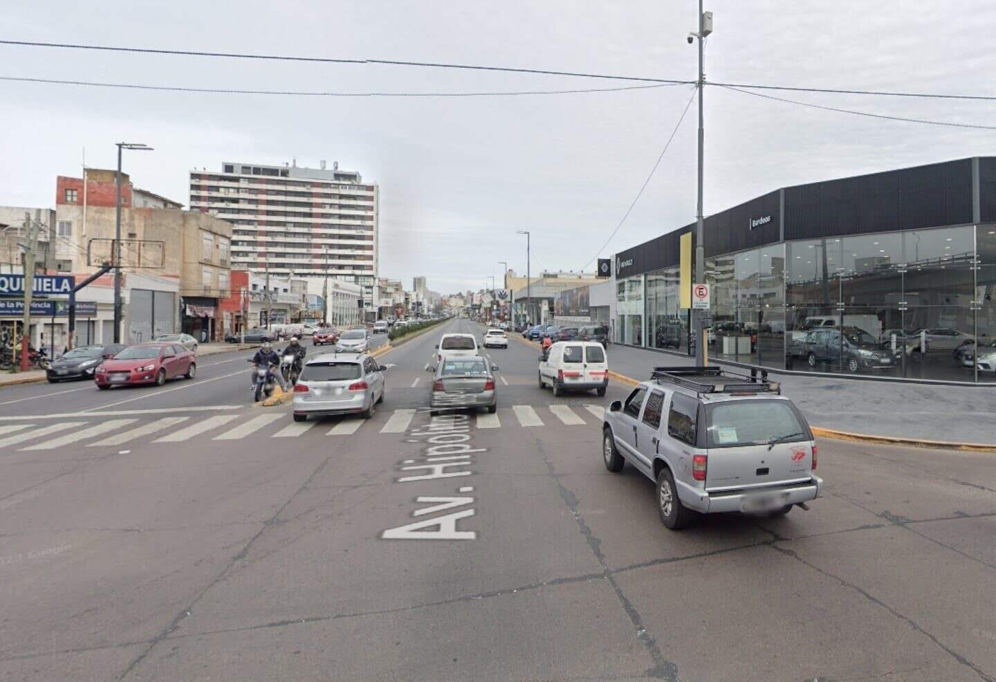 Vista de la Avenida Hipólito Yrigoyen en Lanús, donde ocurrió un tiroteo tras un intento de robo de motos