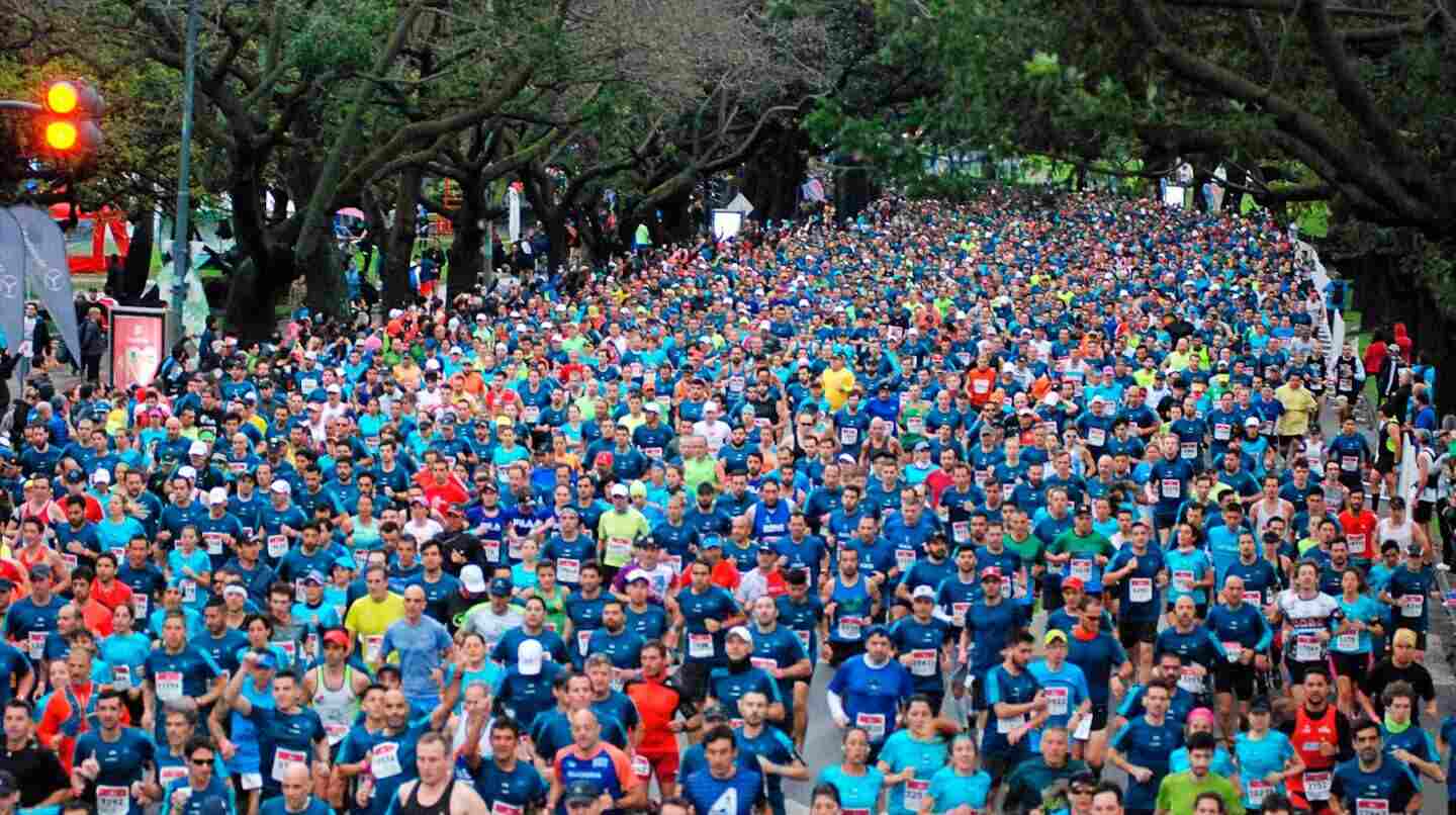 Multitud de corredores participando en la Media Maratón de Buenos Aires