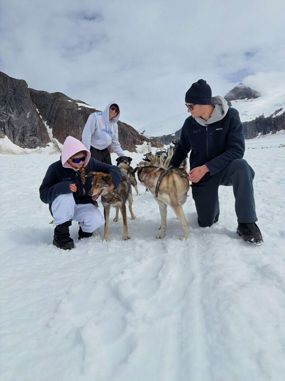 Tom Brady y sus hijos interactuando con perros de trineo en Alaska