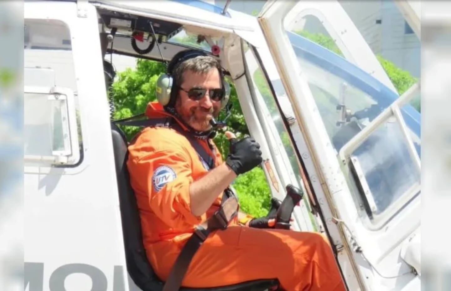 Matías Valenzuela, piloto de helicóptero, en su cabina durante una misión de combate de incendios