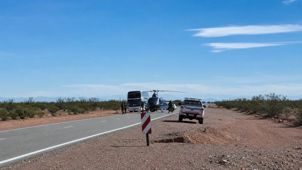 Helicóptero Bell 412 accidentado en una carretera de San Juan, rodeado de vehículos de emergencia
