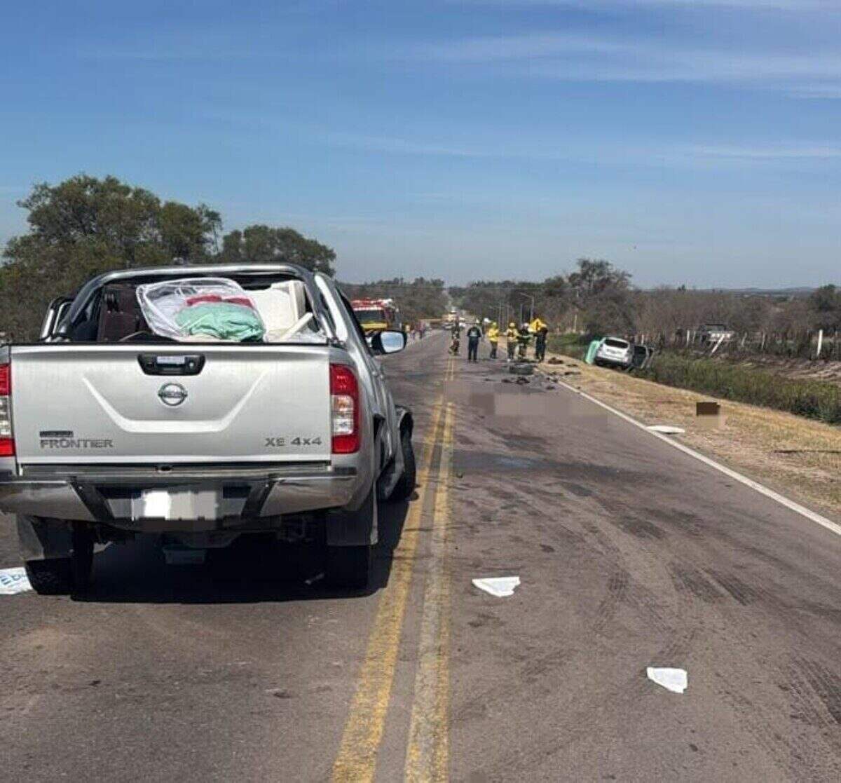 Accidente vial en la Cuesta de Lipán con un auto volcado y una camioneta en la carretera