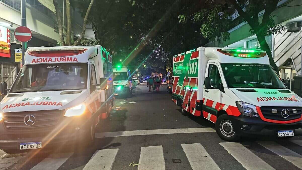 Ambulancias del SAME en la escena de un incendio en Saavedra