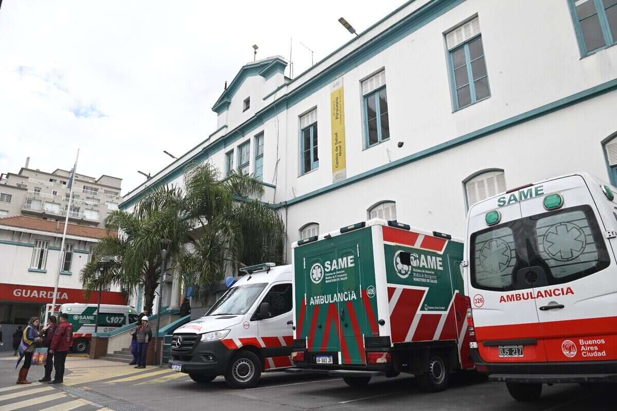 Ambulancias del SAME frente a un hospital en Saavedra