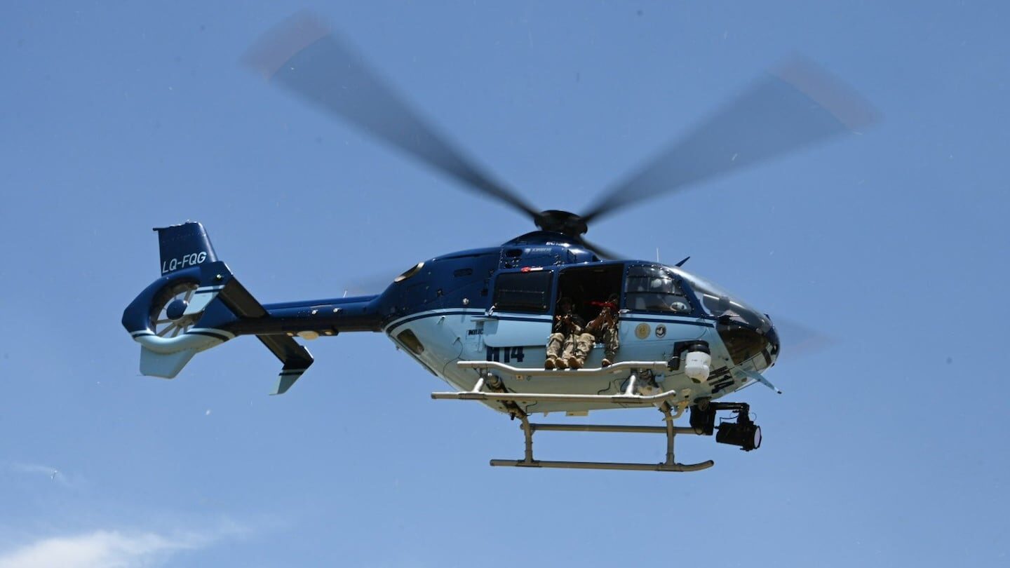 Helicóptero de Protección Civil sobrevolando San Juan
