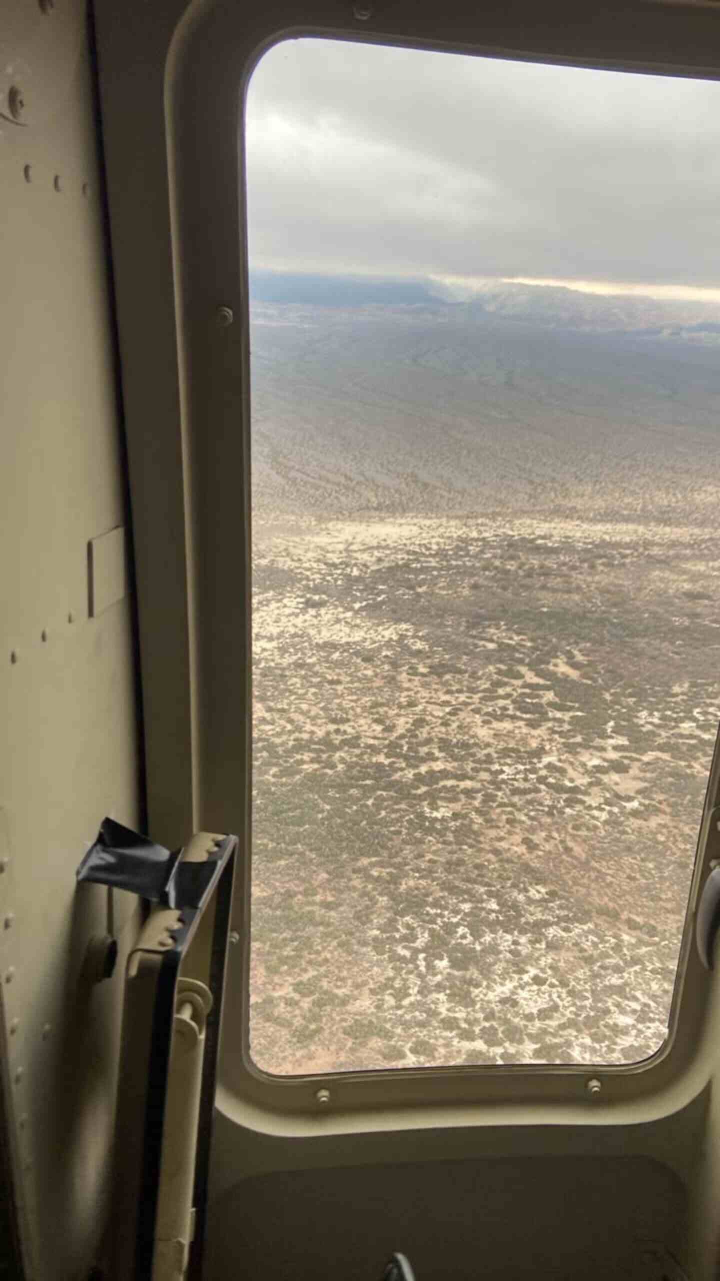 Vista desde el interior de un helicóptero sobre un paisaje árido en San Juan