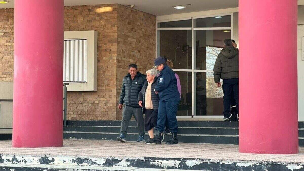 Familiares de las víctimas del accidente aéreo en San Juan siendo asistidos por personal de seguridad