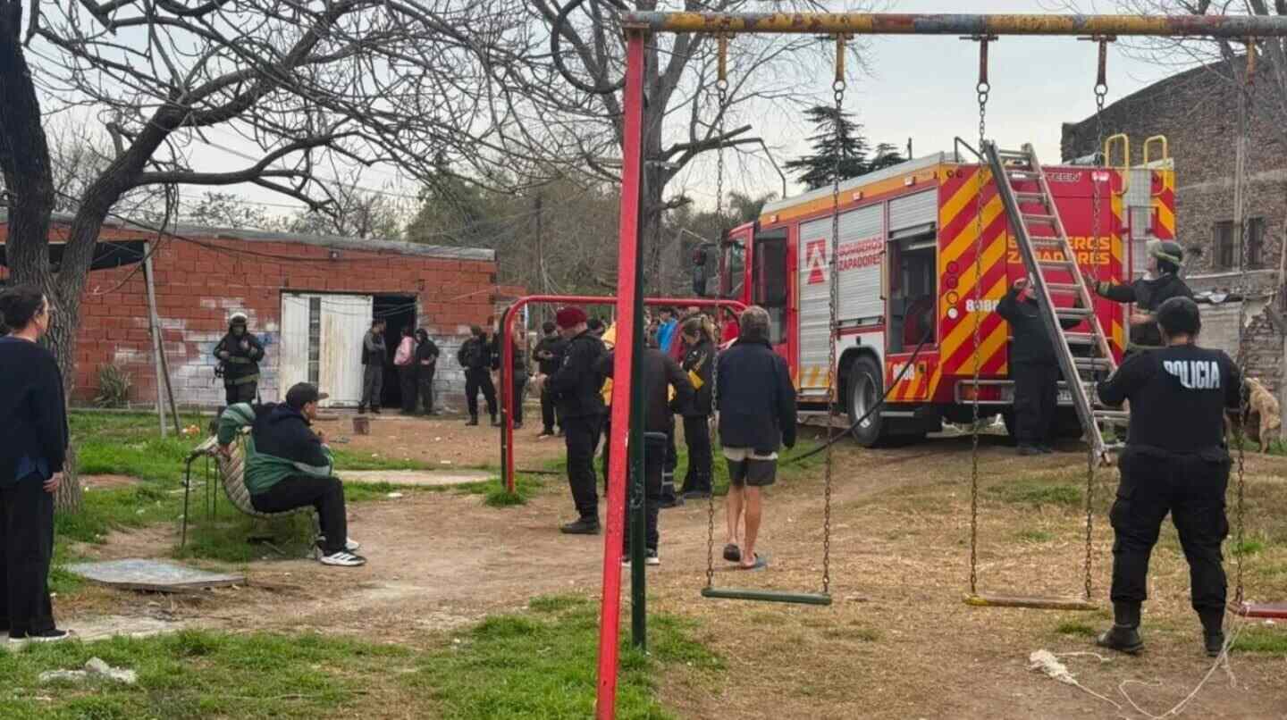 Bomberos y policías en el lugar de un incendio en Santa Fe donde un niño falleció