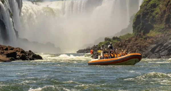 Accidente en Cataratas del Iguazú donde volcó un barco