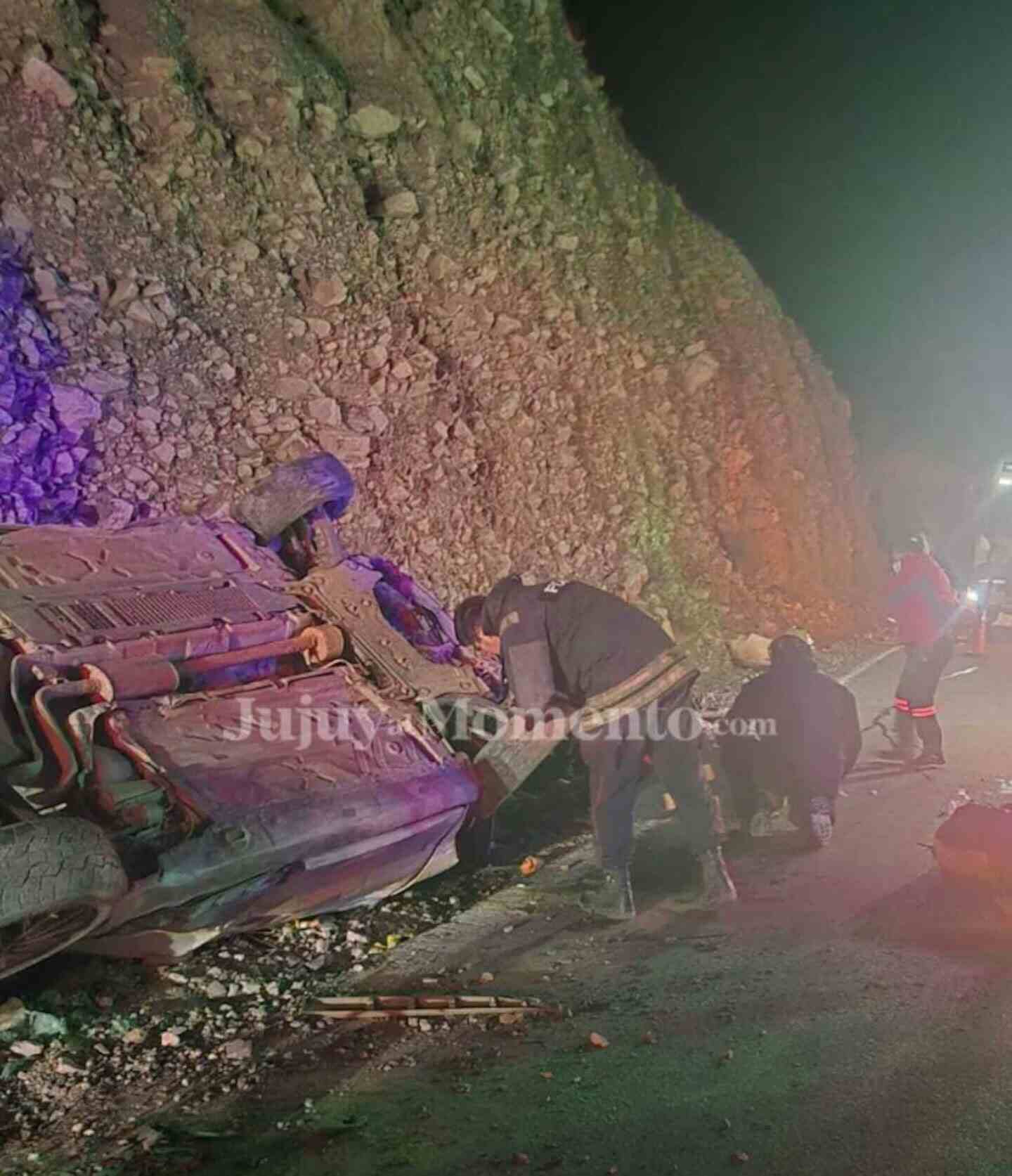 Accidente de automóvil volcado en la Ruta Nacional 52 en Jujuy