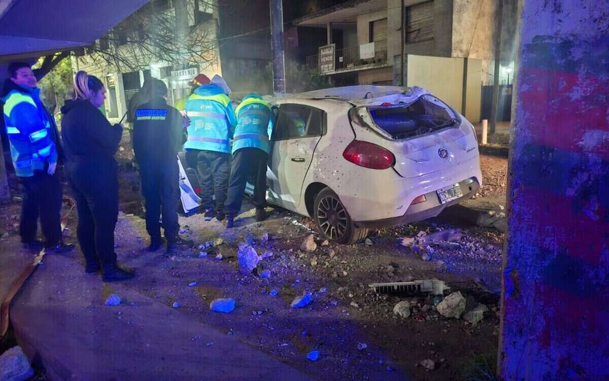 Accidente automovilístico en La Plata con un auto blanco chocado contra una columna