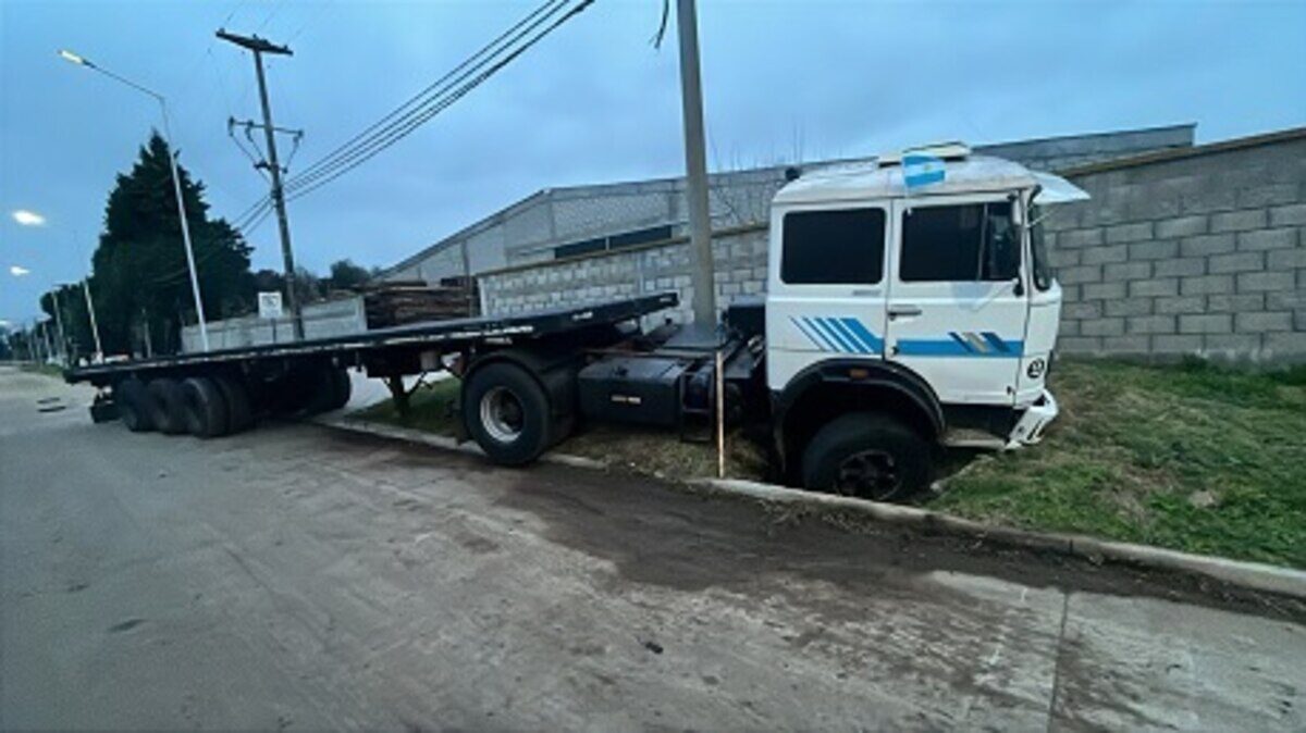 Camión volcado en la vereda tras accidente en La Plata