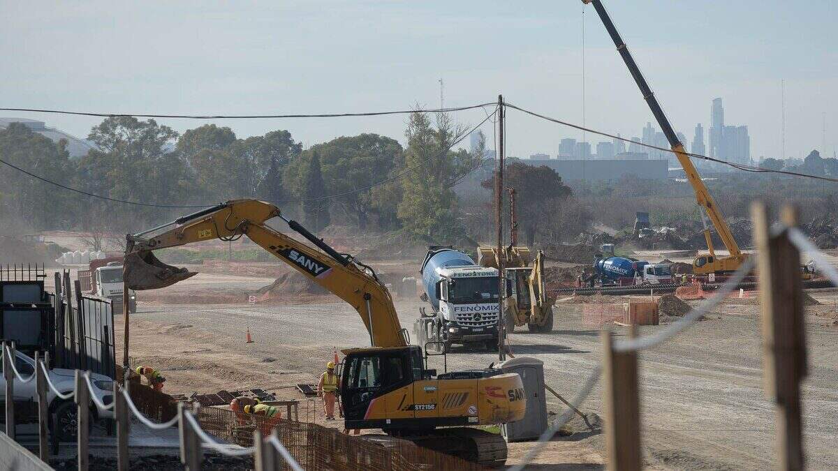 Obras de remodelación en el Autódromo de Buenos Aires con maquinaria pesada en acción