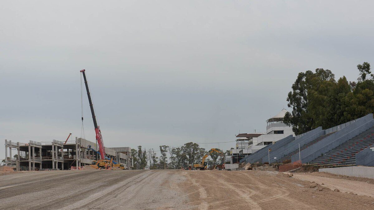 Obras de remodelación en el Autódromo de Buenos Aires con maquinaria pesada en el sitio