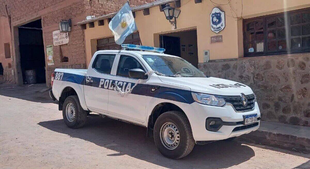 Vehículo policial estacionado frente a una comisaría en Jujuy