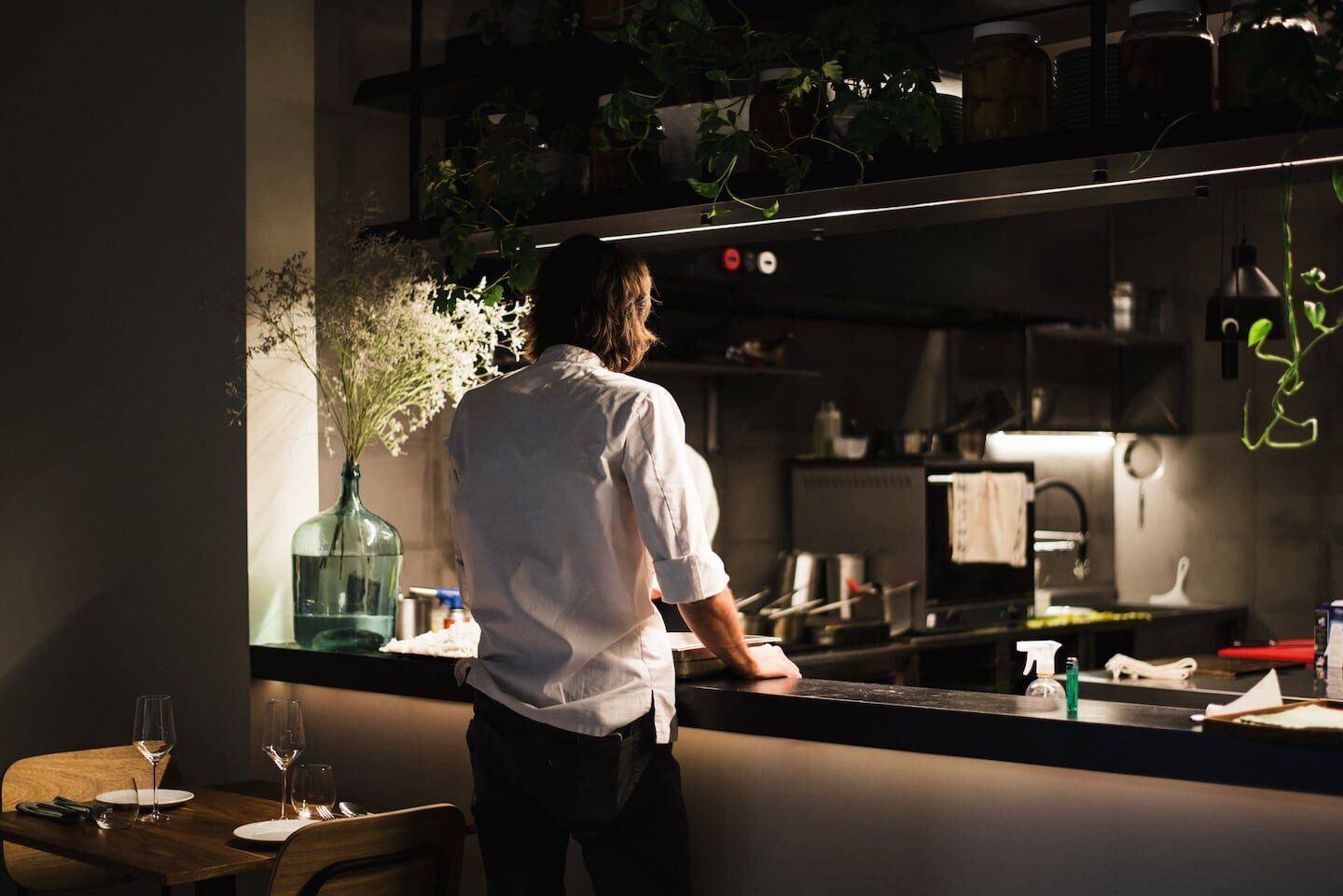Chef en la cocina de un restaurante argentino finalista del Prix Baron B