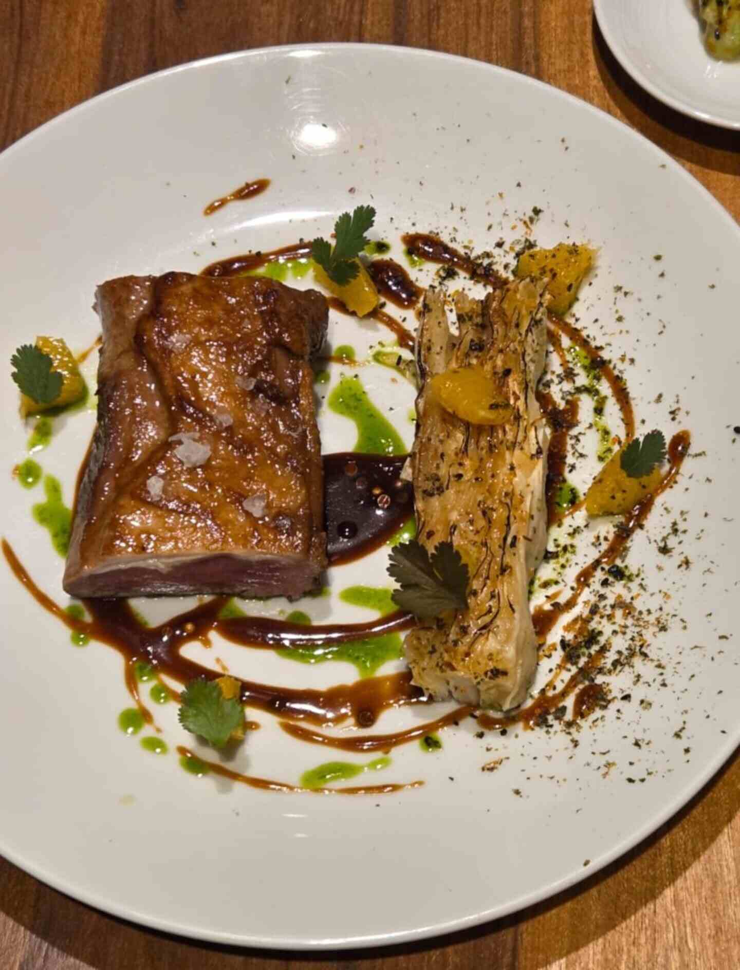 Plato gourmet con carne y vegetales en un restaurante argentino