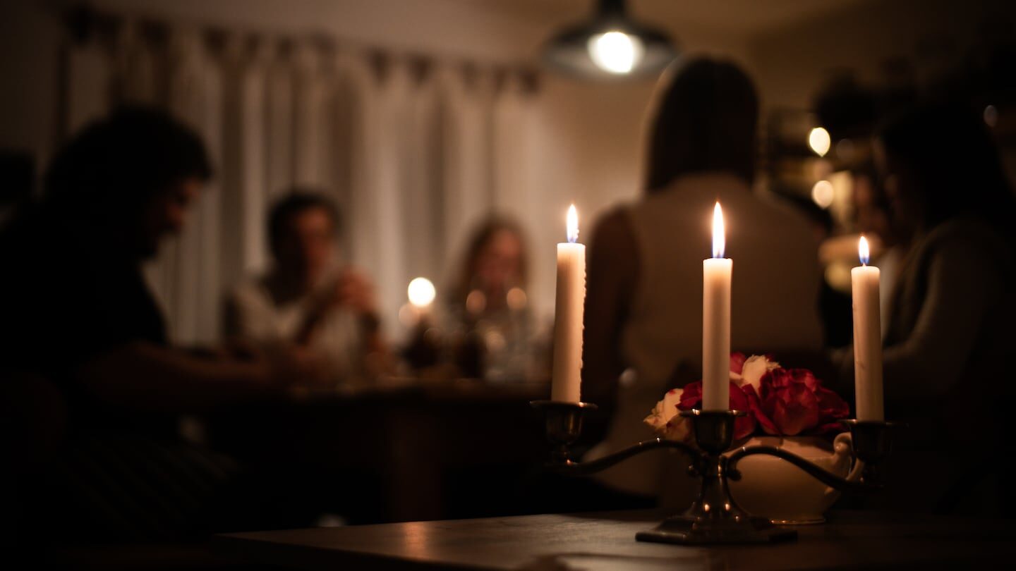 Mesa con velas encendidas en un ambiente acogedor de un restaurante argentino
