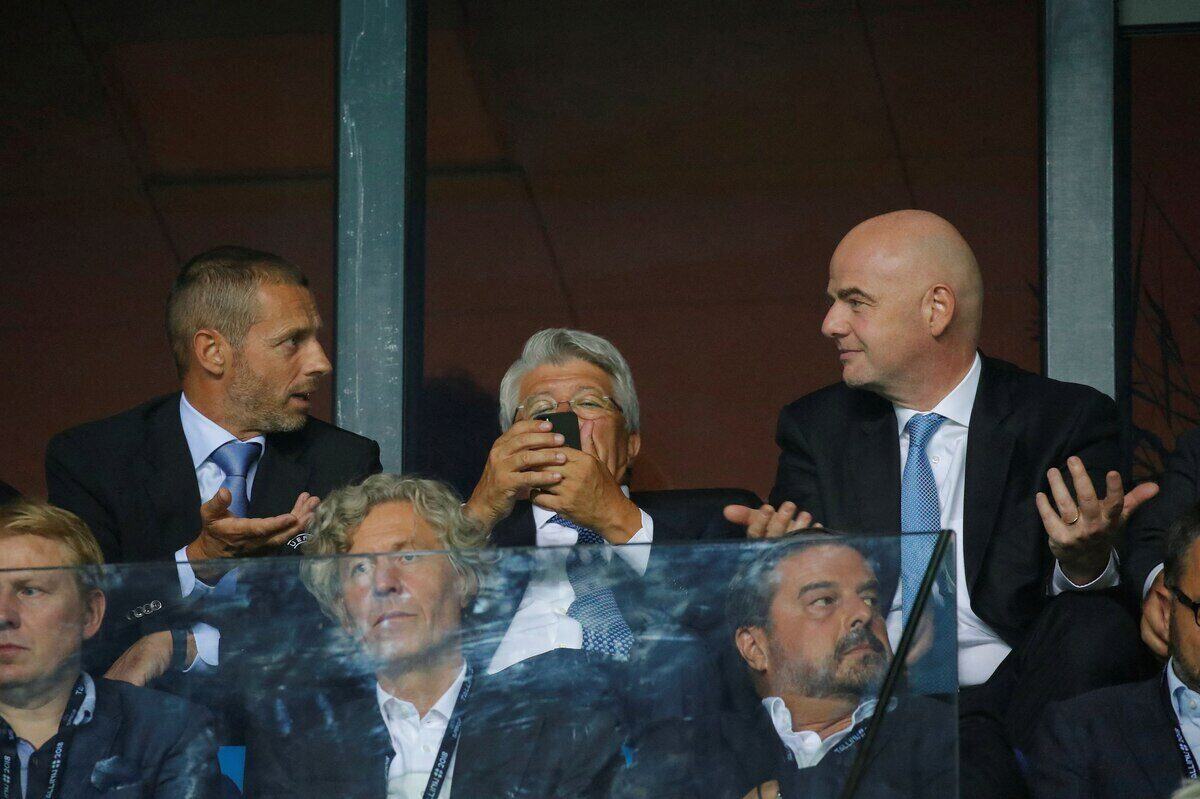Dirigentes de la UEFA discuten en un palco durante un evento de fútbol
