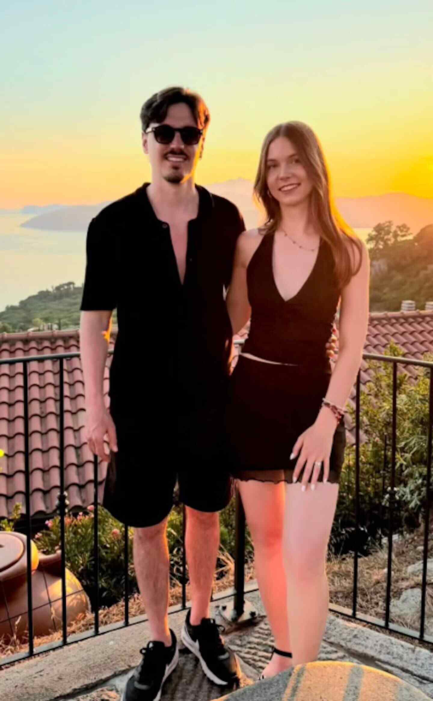 Mateo y una mujer posando juntos al atardecer en Estonia